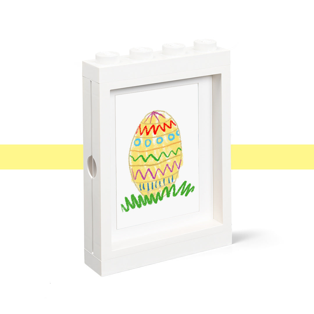 Biała ramka LEGO na zdjęcia biała z motywem wielkanocnego jajka na trawie