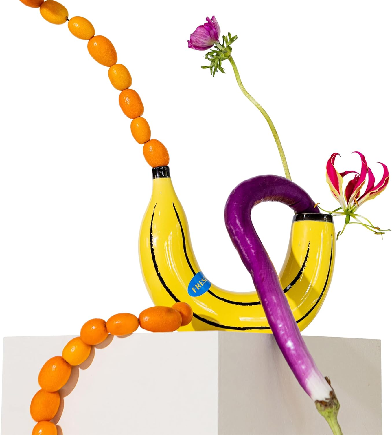 Nowoczesny wazon dekoracyjny żółty banan z unikalnym kształtem i kolorowymi kwiatami