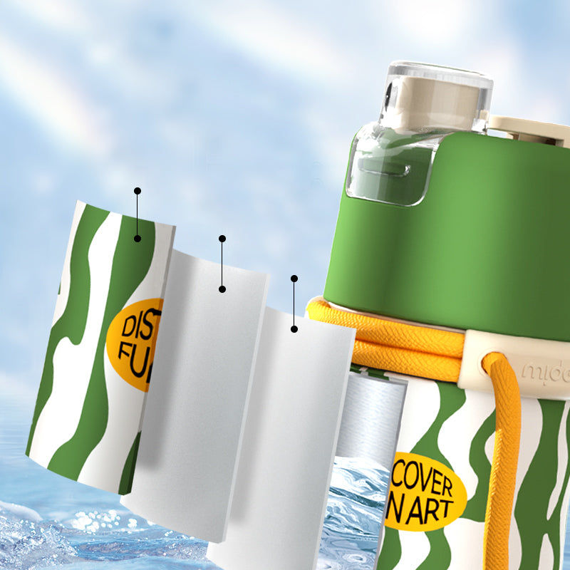 Bidon ze spryskiwaczem dla dzieci WABOBA AB z zieloną nakrętką i ozdobnym wzorem zielonych pasków