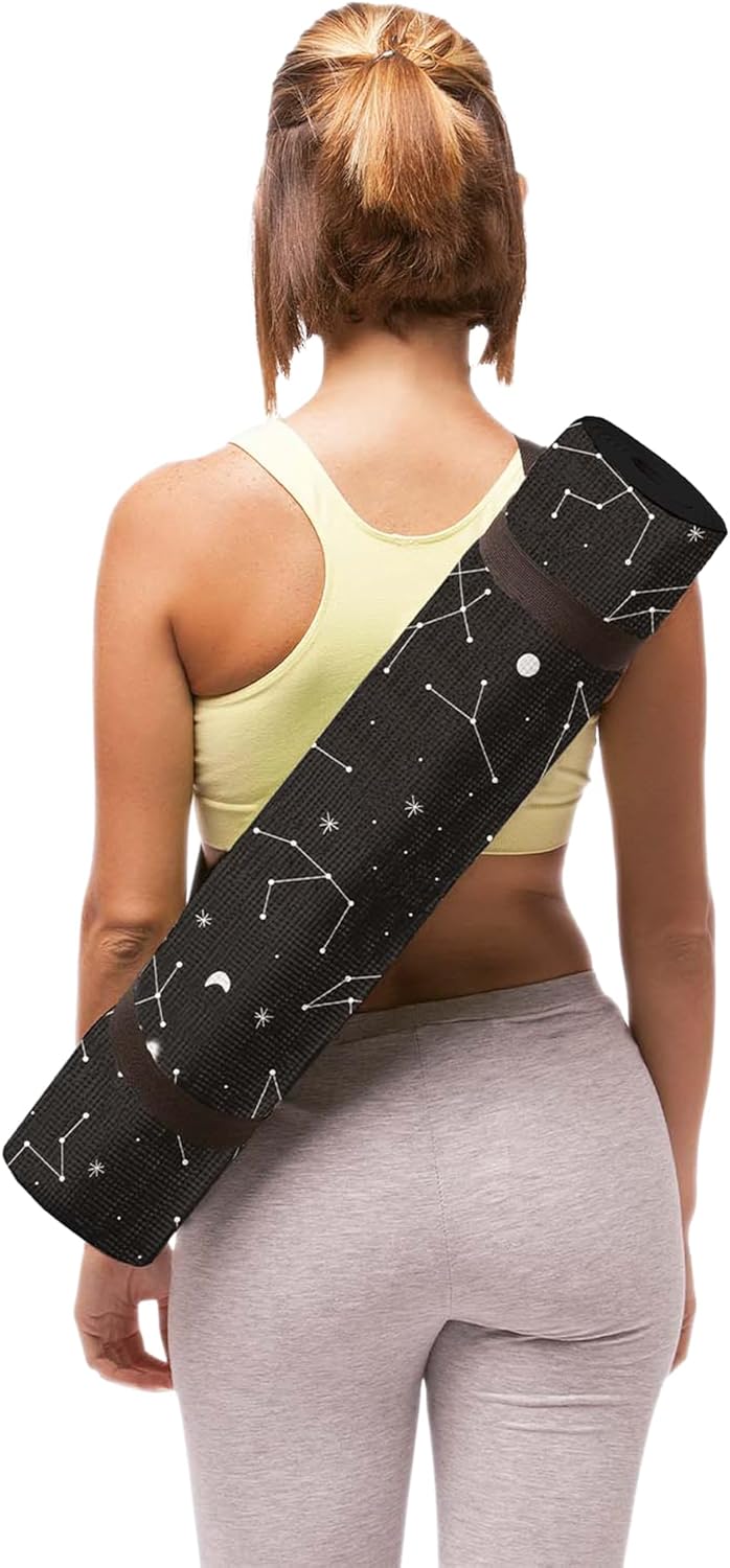 Kobieta nosząca na plecach czarną matę do jogi cosmos z wzorem konstelacji