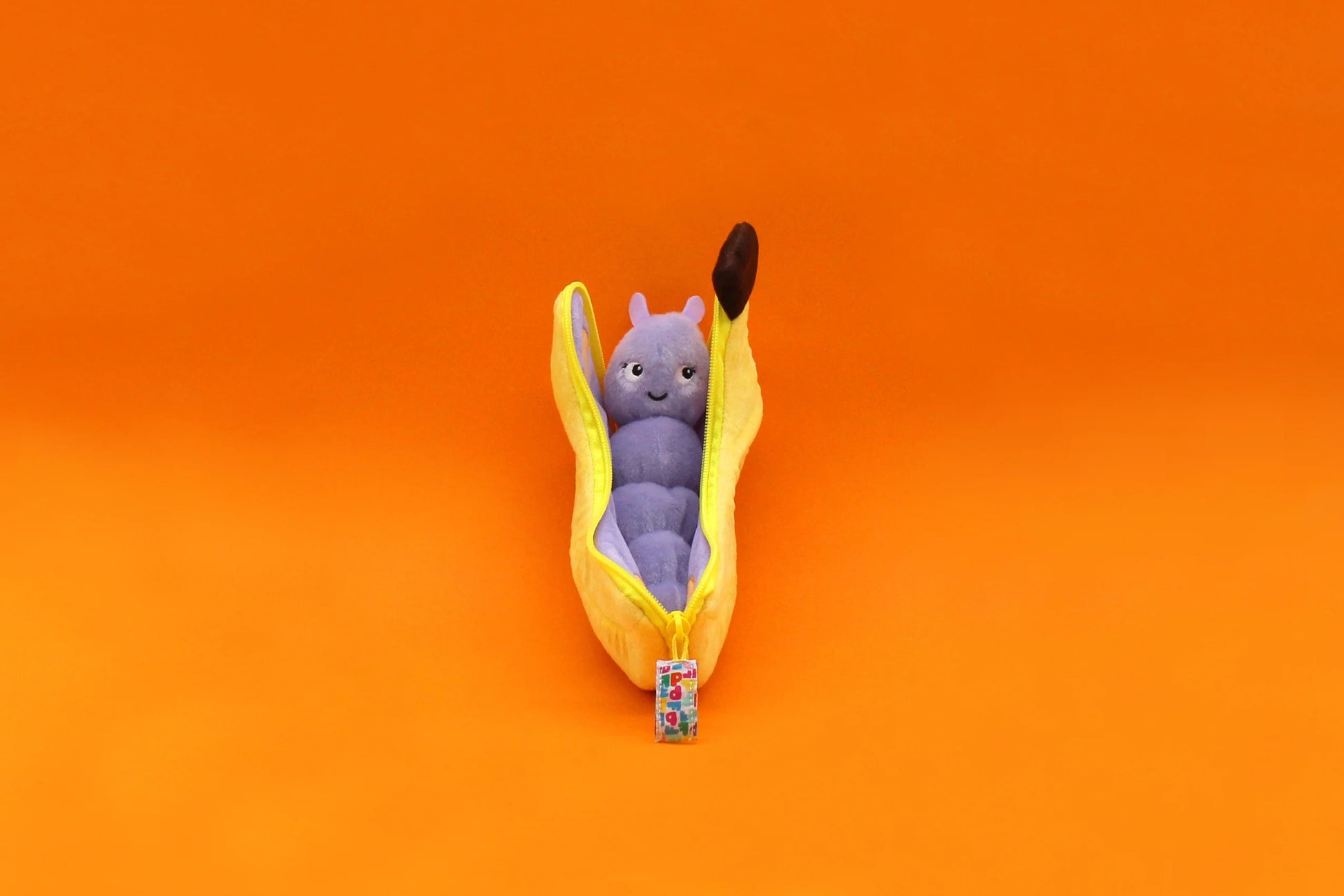 Pluszak banan z motylem w żółtej obudowie na pomarańczowym tle od BV JACOB COMPANY