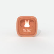 Pomarańczowy budzik z lampką dziecięcy z cyfrowym wyświetlaczem i króliczkiem od WABOBA AB