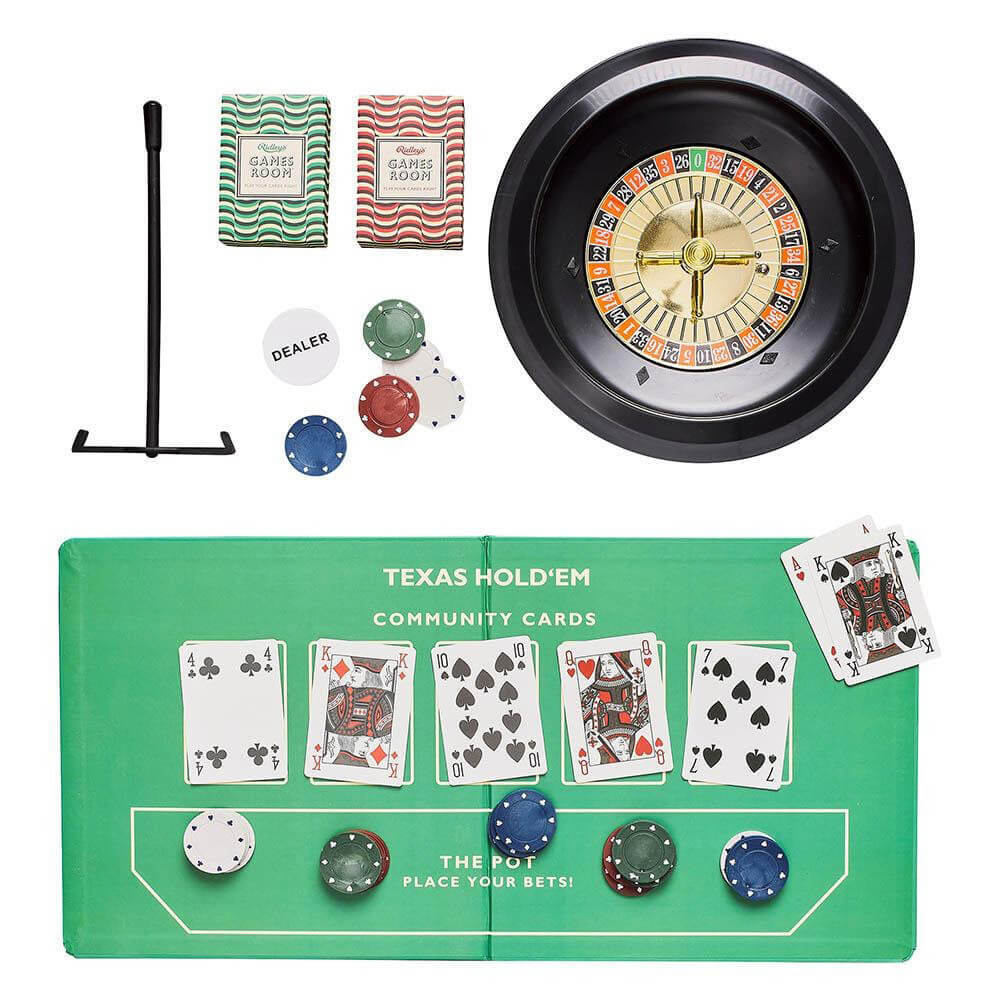 Zestaw do gry noc w kasynie z ruletką, żetonami pokerowymi i kartami Texas Hold'em