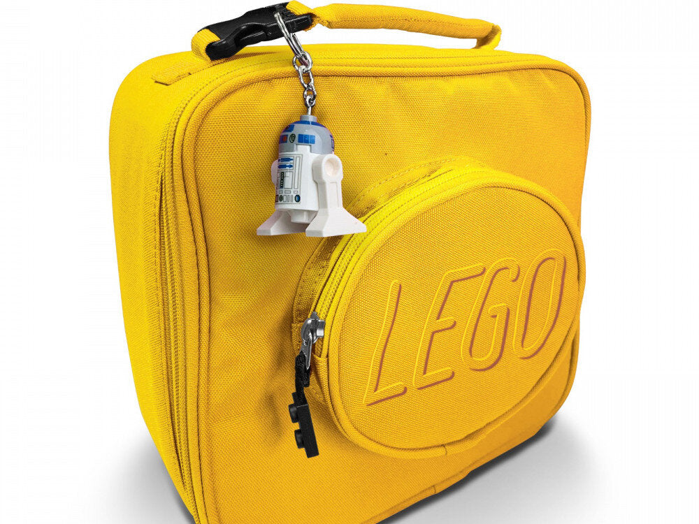 Żółta torba LEGO z brelokiem z latarką LEGO Star Wars R2D2 przypiętym do zamka