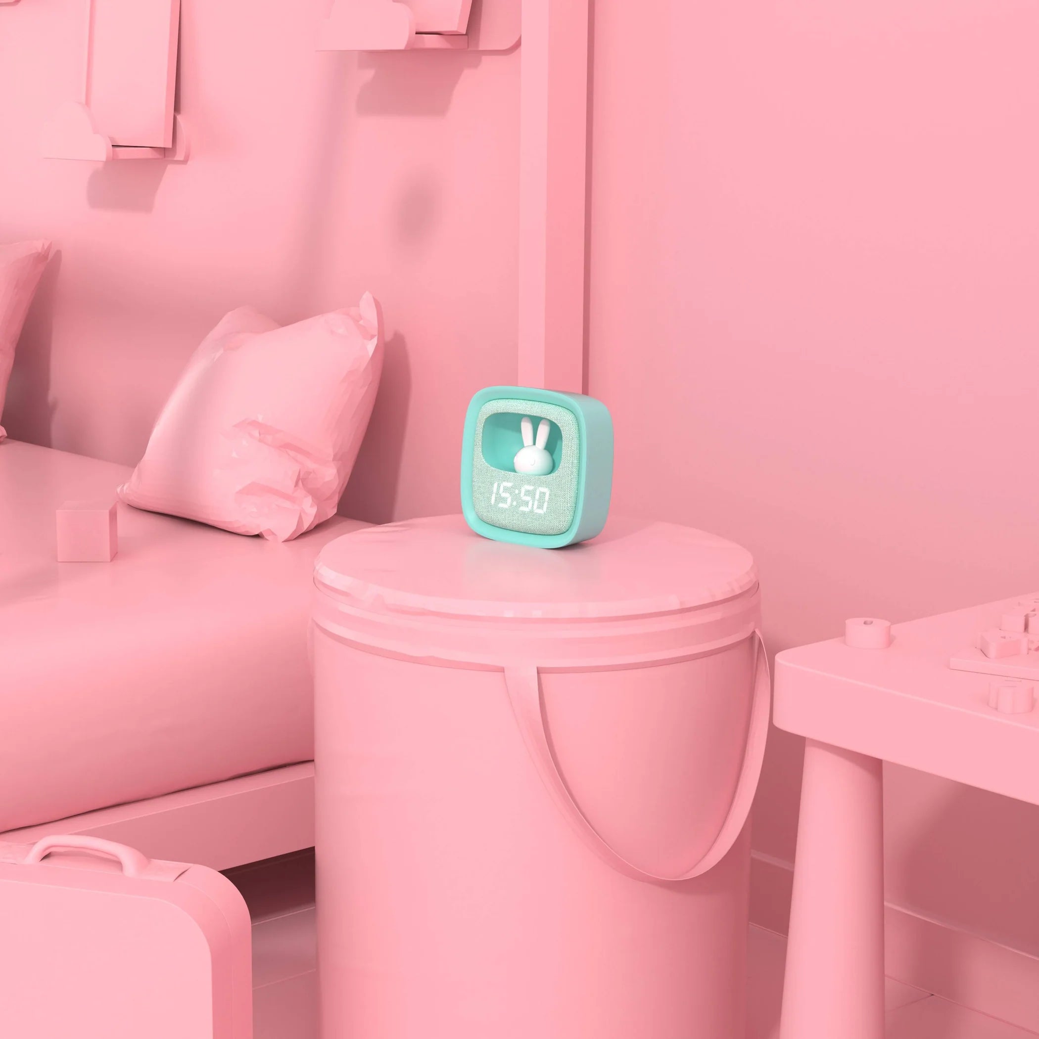 Budzik z lampką turkusowy na różowym stoliku obok łóżka w nowoczesnym pokoju