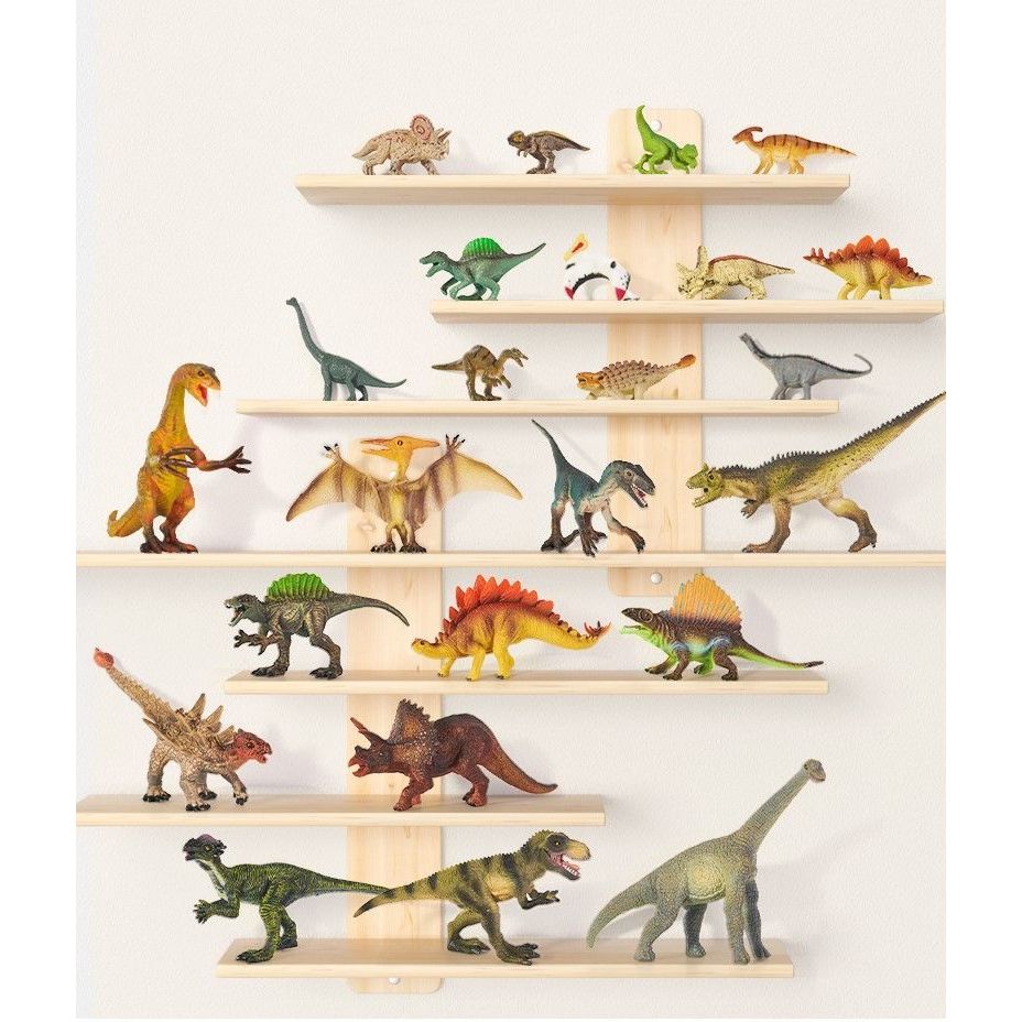 Zestaw figurek dinozaurów dla dzieci ułożonych na drewnianych półkach na białej ścianie