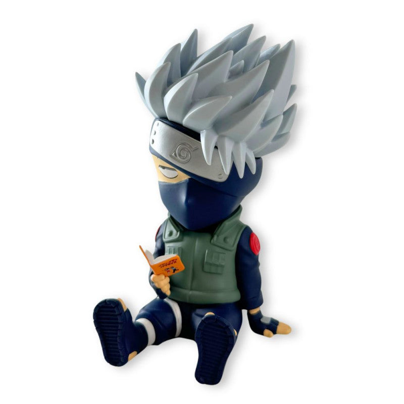 Skarbonka Naruto Kakashi w formie figurki z jasnoszarymi włosami i zieloną kamizelką