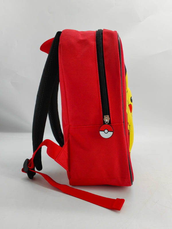 Czerwony plecak Pokémon czerwony z motywem Pikachu i zapięciem w kształcie Pokeballa