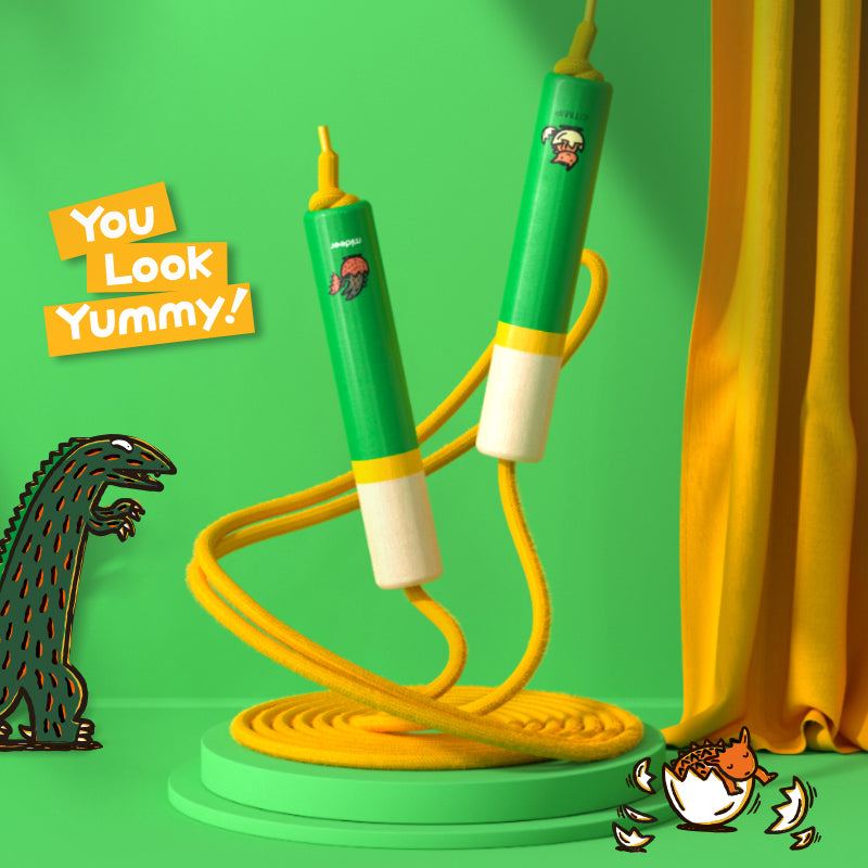 Skakanka dla dzieci mideer z zielono-żółtymi uchwytami i kolorową linką na zielonym tle