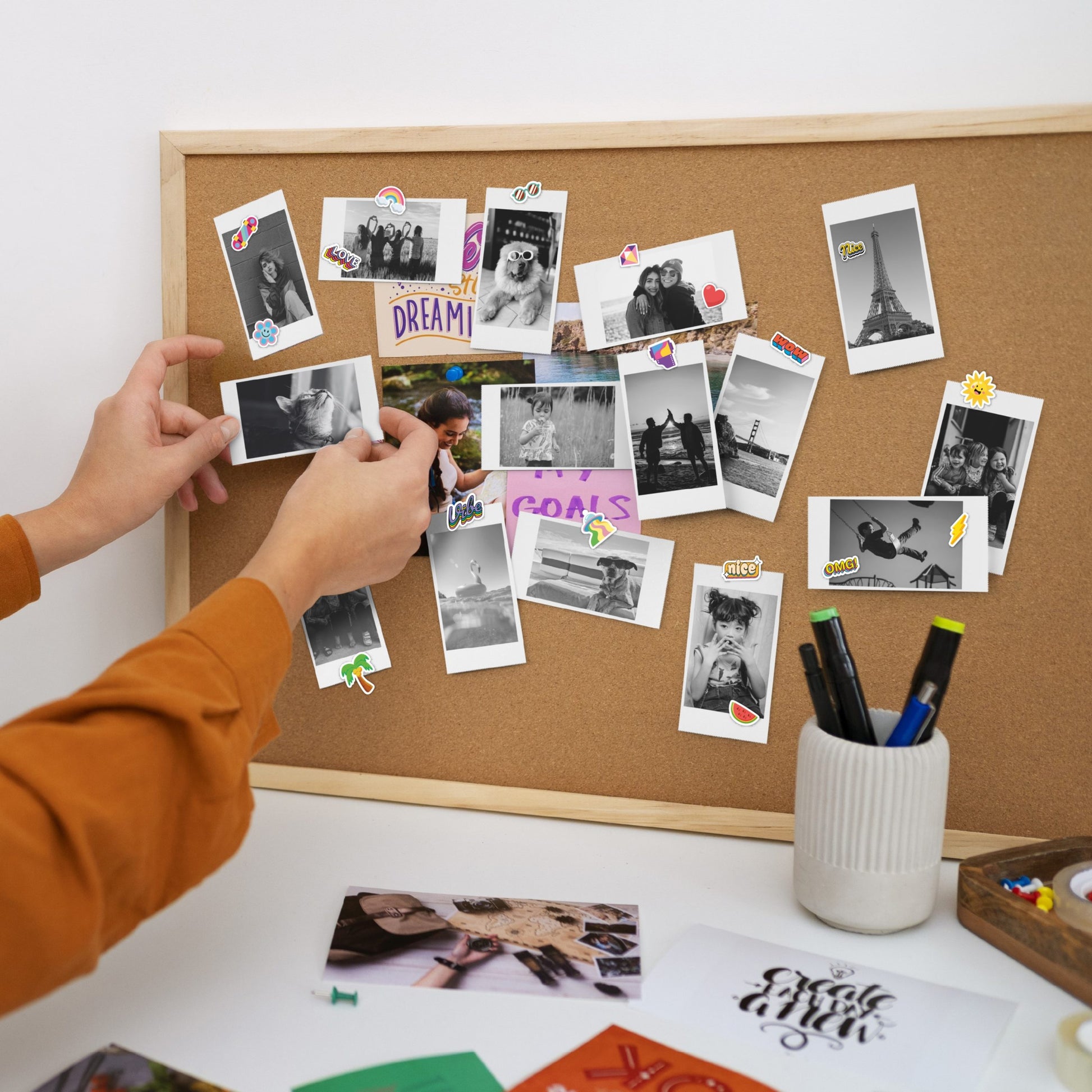 Aparat cyfrowy z drukarką Yamann drukujący i wyświetlający kolorowe zdjęcia na tablicy korkowej