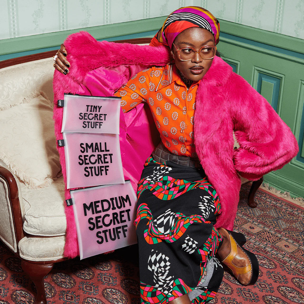 saszetki LOQI SNASK zestaw różowe przezroczyste woreczki w trzech rozmiarach trzymane przez kobietę w różowym futrze