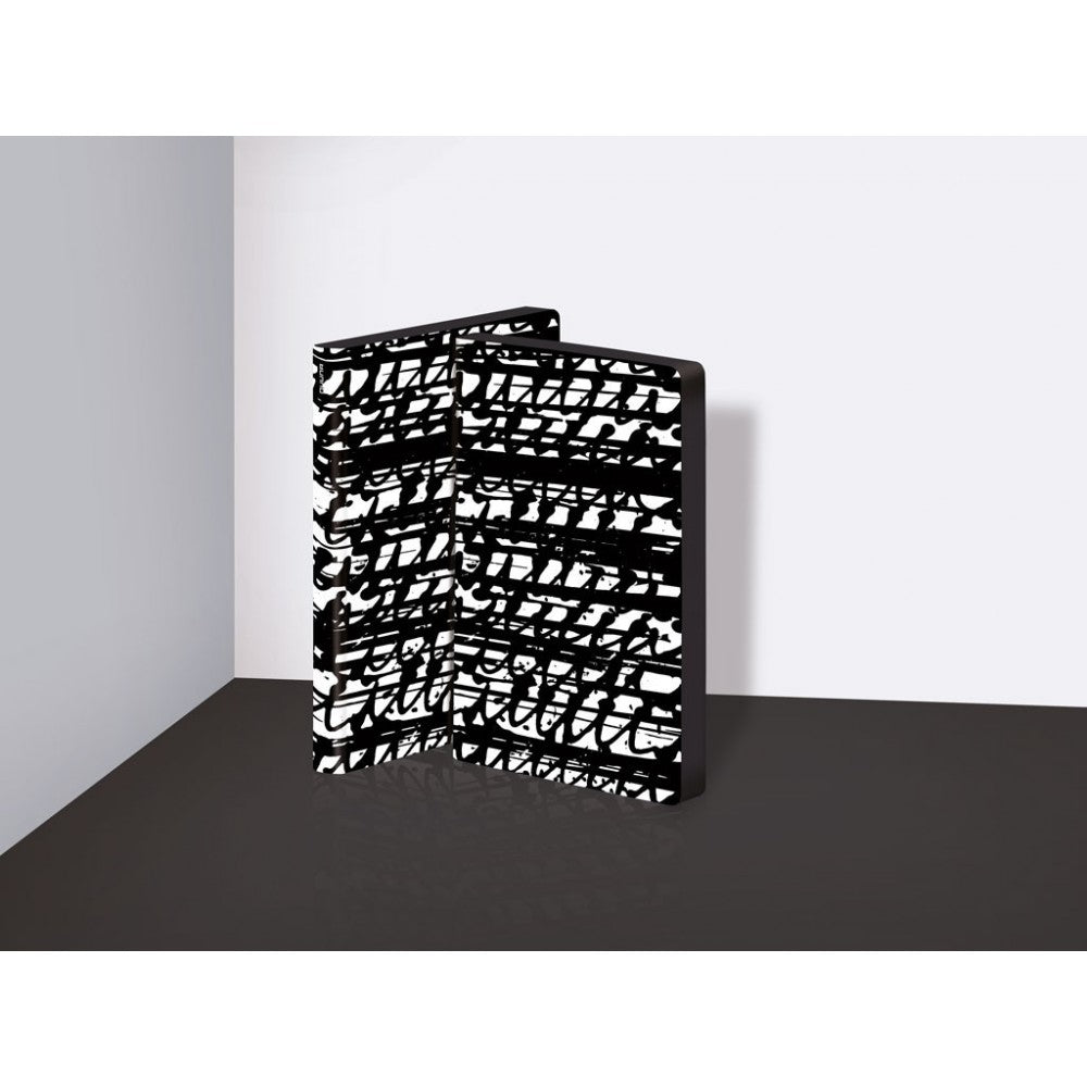 Notatnik Savage L Light z czarno-białym abstrakcyjnym wzorem stojący otwarty na stole
