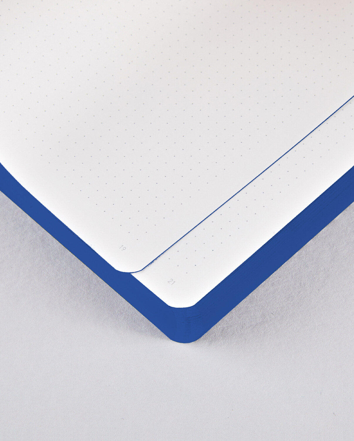 Notatnik graficzny A5 z niebieską okładką i papierem w kropki do rysowania i pisania