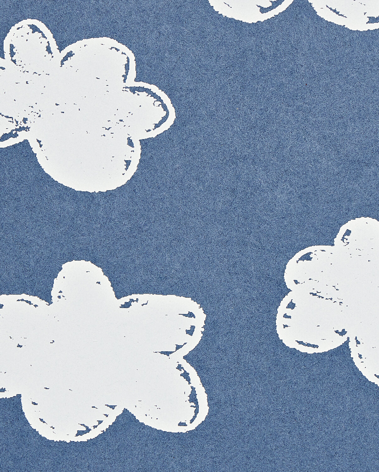 Notatnik z chmurami na niebieskim tle z białymi, stylizowanymi rysunkami chmur