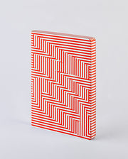notatnik graficzny L z czerwono-białym geometrycznym wzorem pasków na okładce
