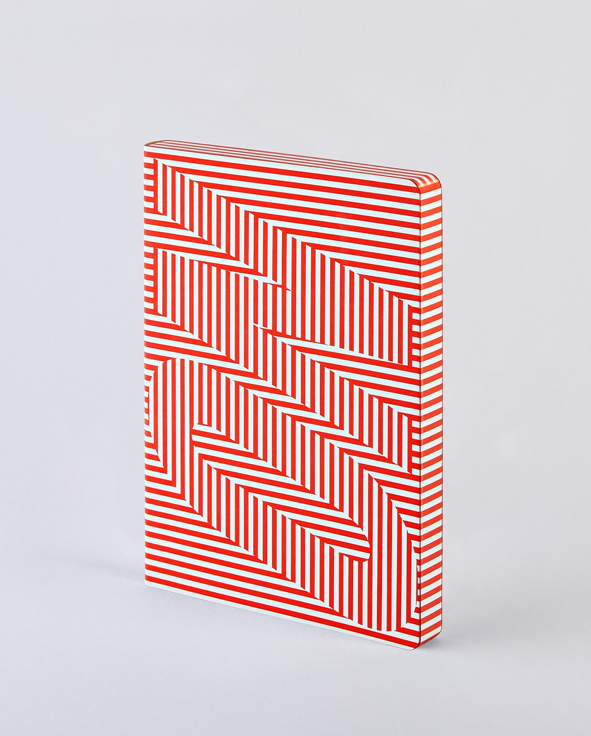notatnik graficzny L z czerwono-białym geometrycznym wzorem pasków na okładce