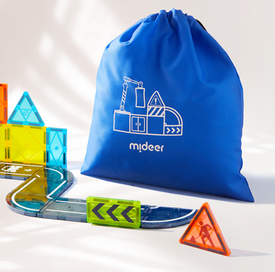 Niebieski worek na klocki magnetyczne dla dzieci z kolorowymi elementami drogowymi