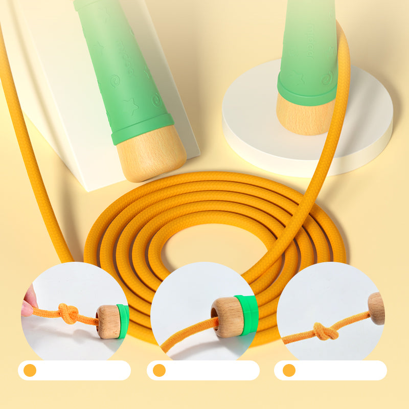 Skakanka dla dzieci mideer z zielonymi drewnianymi rączkami i pomarańczową linką do zabawy