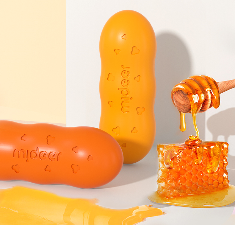 Pomarańczowe etui na kredki fasolki z wosku pszczelego obok plastra miodu i miodu spływającego z drewnianej łyżki