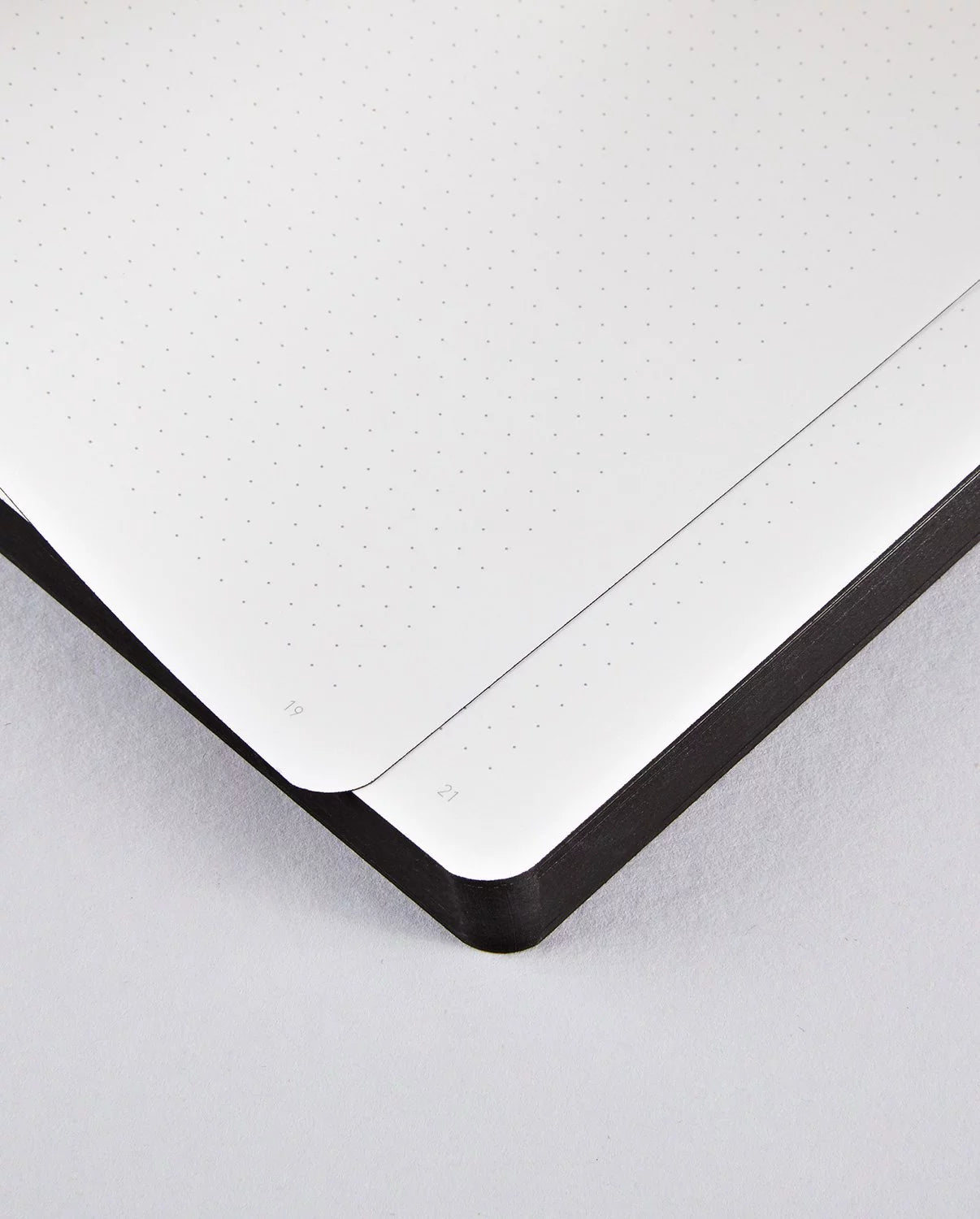 Wnętrze notatnika Berlin Silver z punktowanymi kartkami i zaokrąglonymi rogami od BV JACOB COMPANY