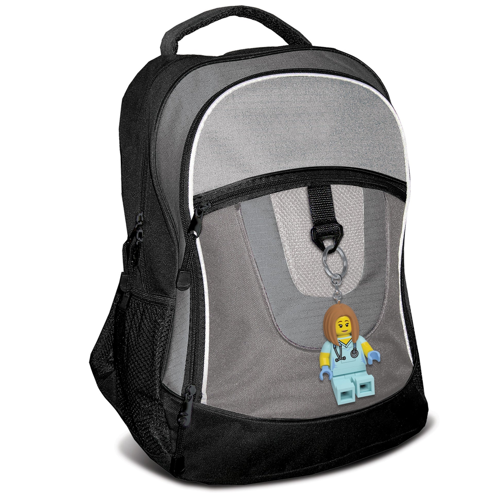 Szary plecak z brelokiem LEGO weterynarka zawieszonym na przedniej kieszeni