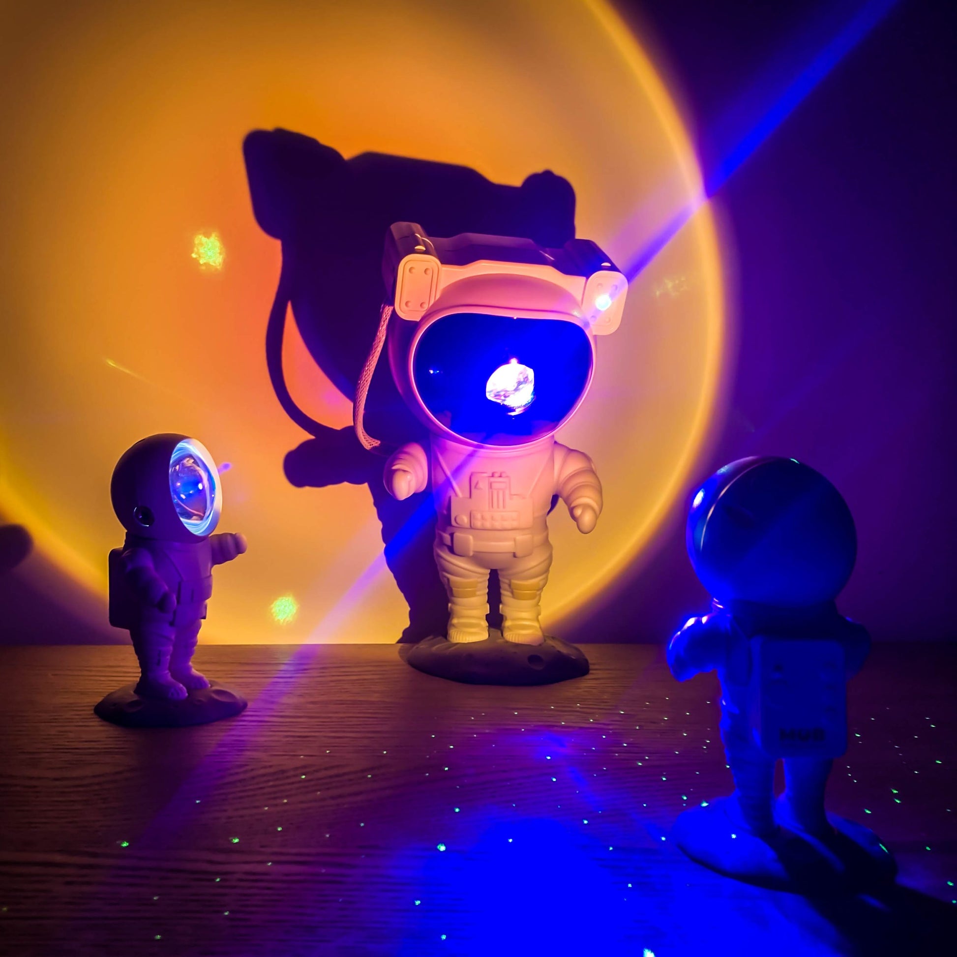 Lampka projekcyjna astronauta w kształcie figurki emitująca kolorowe światło na ścianę