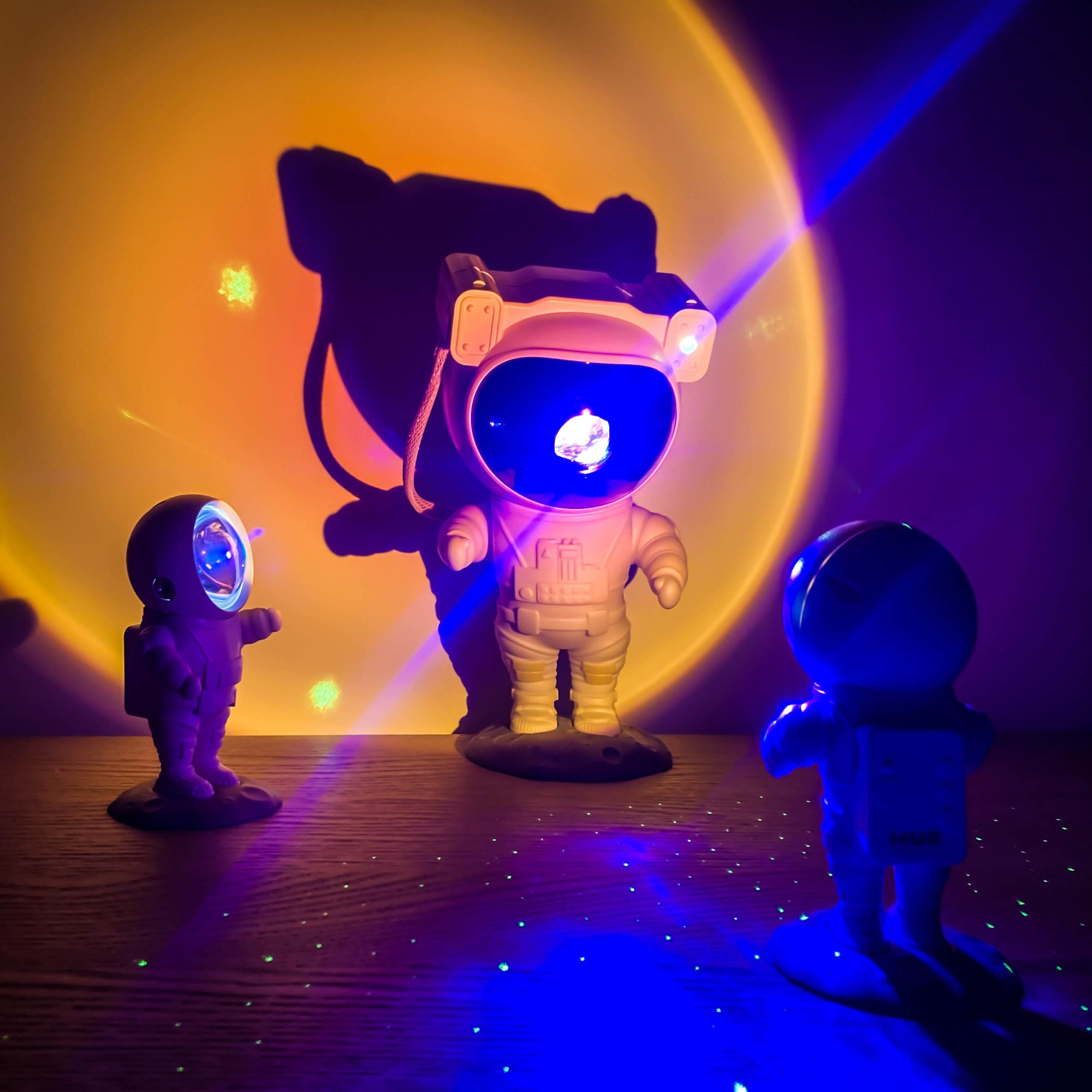 Lampka projekcyjna astronauta w kształcie figurki emitująca kolorowe światło na ścianę