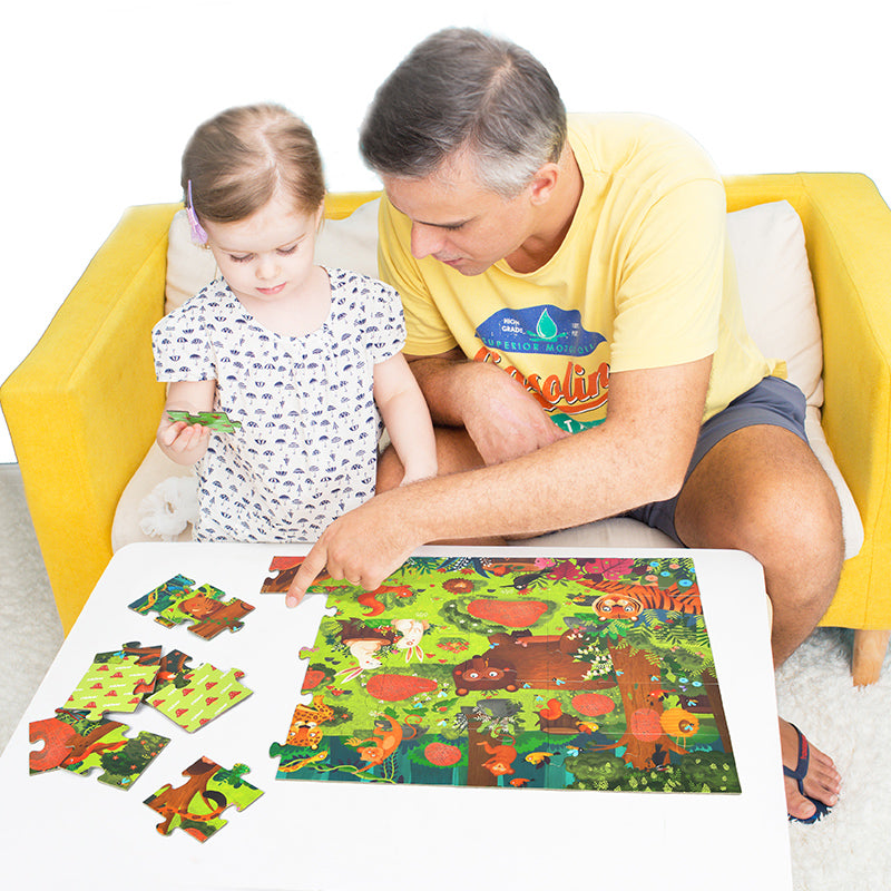 Dziecko i dorosły układają sekretne puzzle 3D dla dzieci z motywem dżungli na białym stole