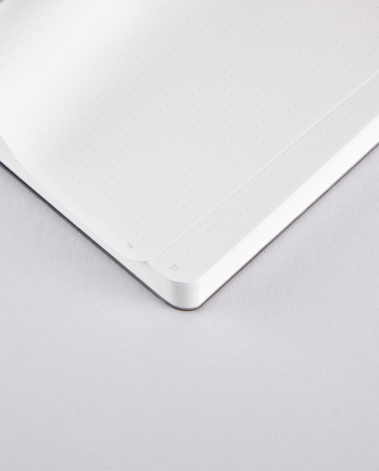 Strony w notatniku różowym błyszczącym z delikatnym wzorem kropek od BV JACOB COMPANY