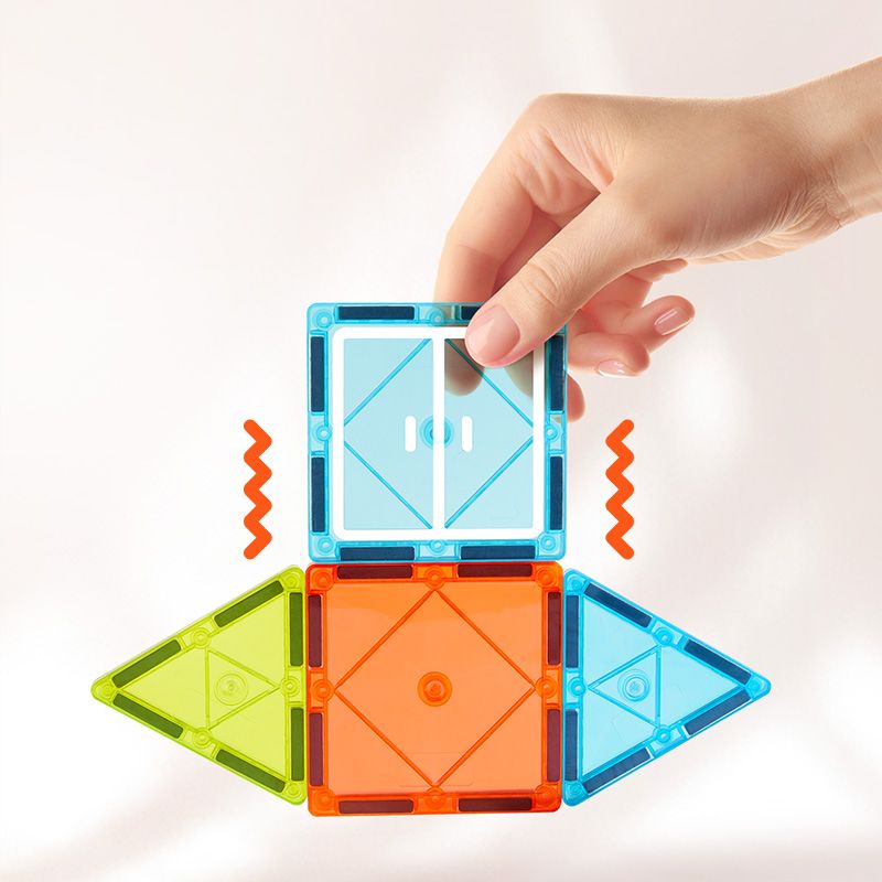 Klocki magnetyczne dla dzieci Yamann w różnych kolorach trzymane przez rękę na białym tle