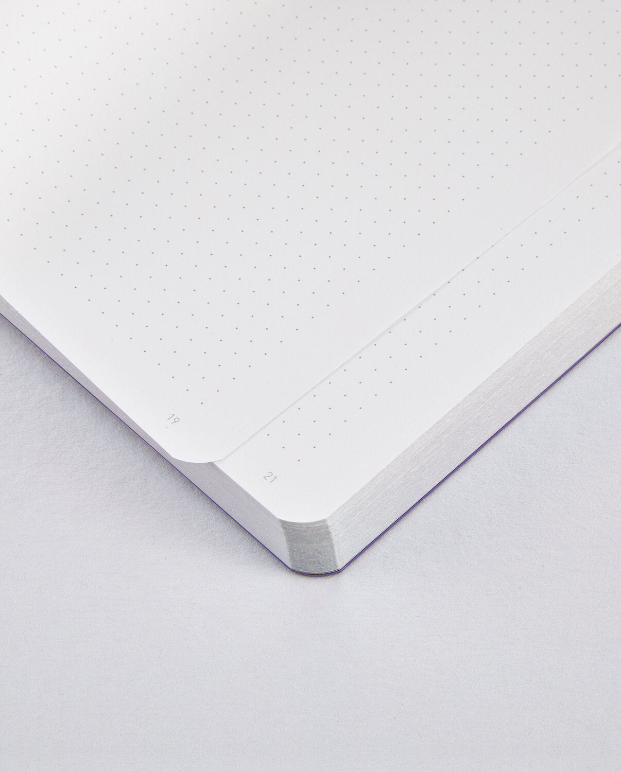 Notatnik fioletowy BV JACOB COMPANY z kropkowanymi kartkami i numeracją stron