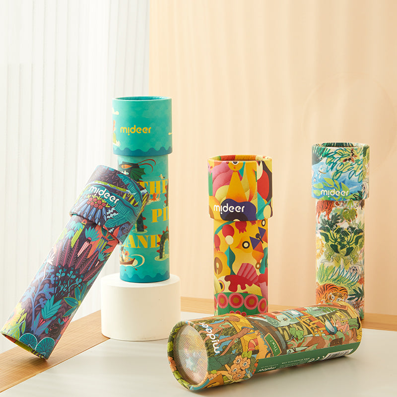 Kalejdoskop dla dzieci z motywem smoka i kolorowymi wzorami od Yamann na białym tle