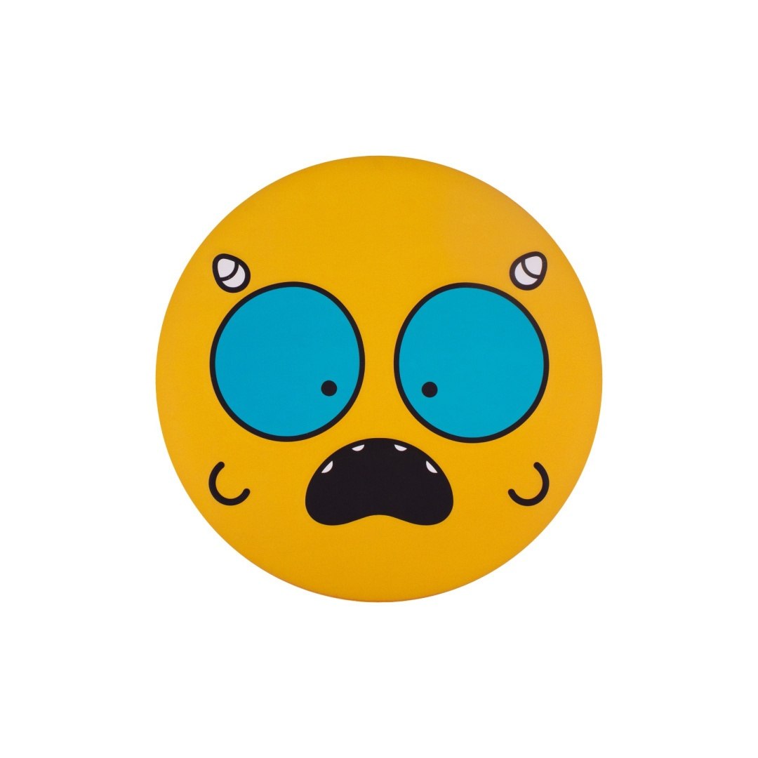 Żółte frisbee dla dzieci z dużymi niebieskimi oczami i wyrazem przestraszonej twarzy