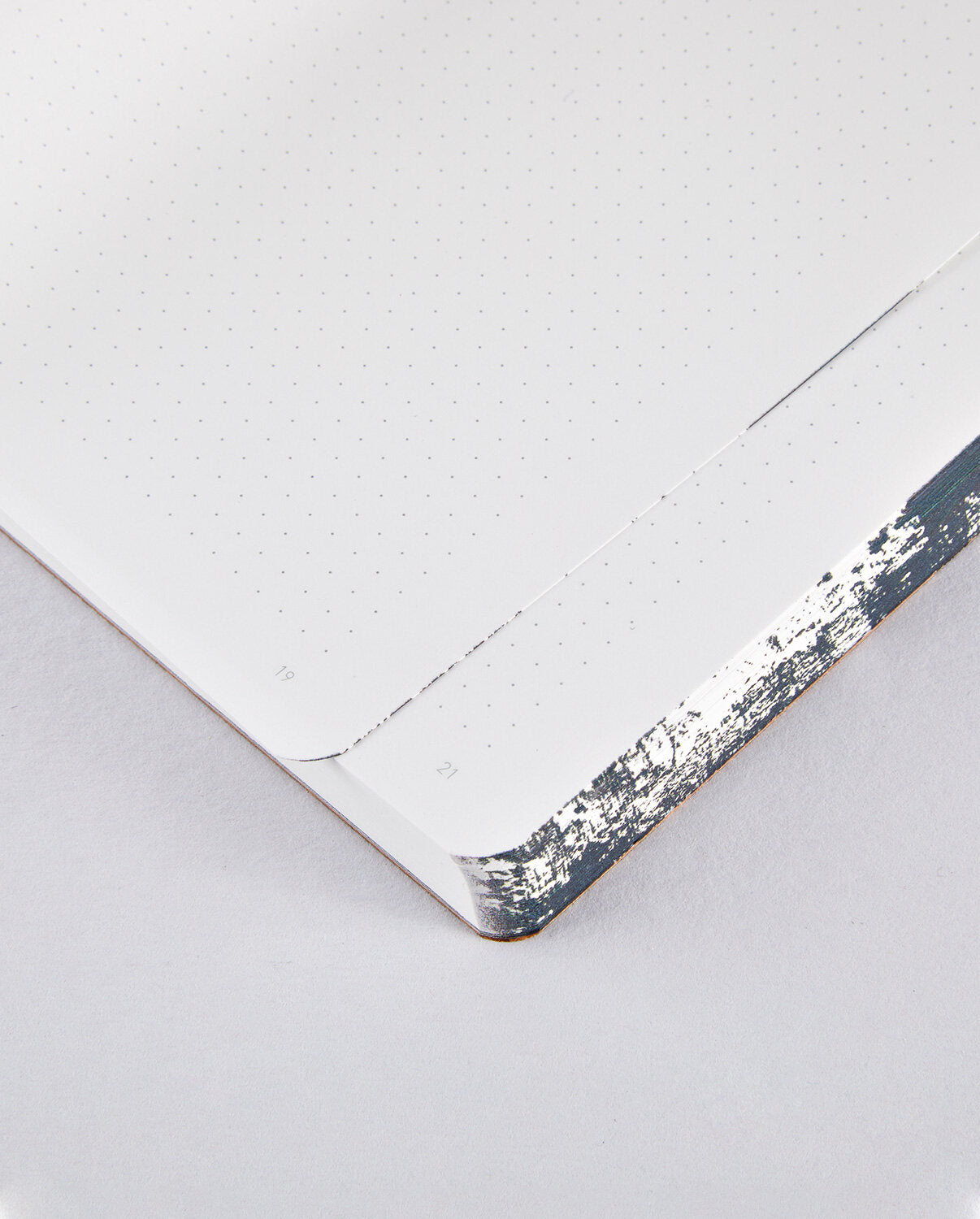 Notatnik artystyczny czarno-biały z metaliczną srebrną krawędzią i papierem w kropki