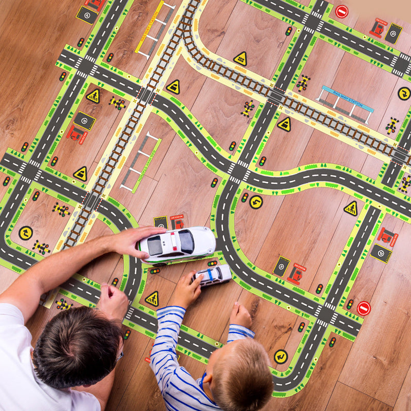 Dzieci bawiące się zabawkowymi autami na taśmy oznakowanie drogowe dla dzieci marki mideer