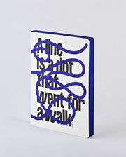 Notatnik graficzny A5 z okładką z napisem i abstrakcyjnym niebieskim wzorem od BV JACOB COMPANY