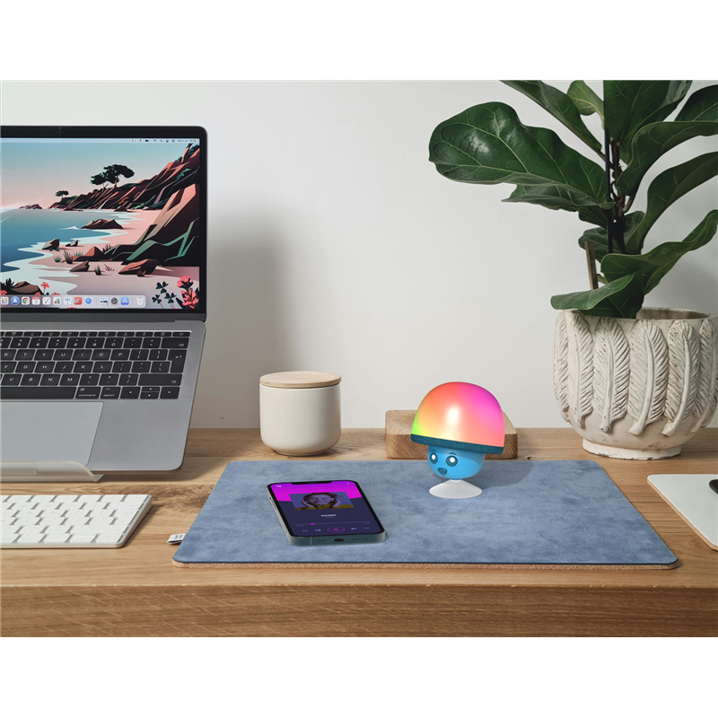 Świecący głośnik bezprzewodowy MOB na biurku obok laptopa i smartfona ze słuchaną muzyką