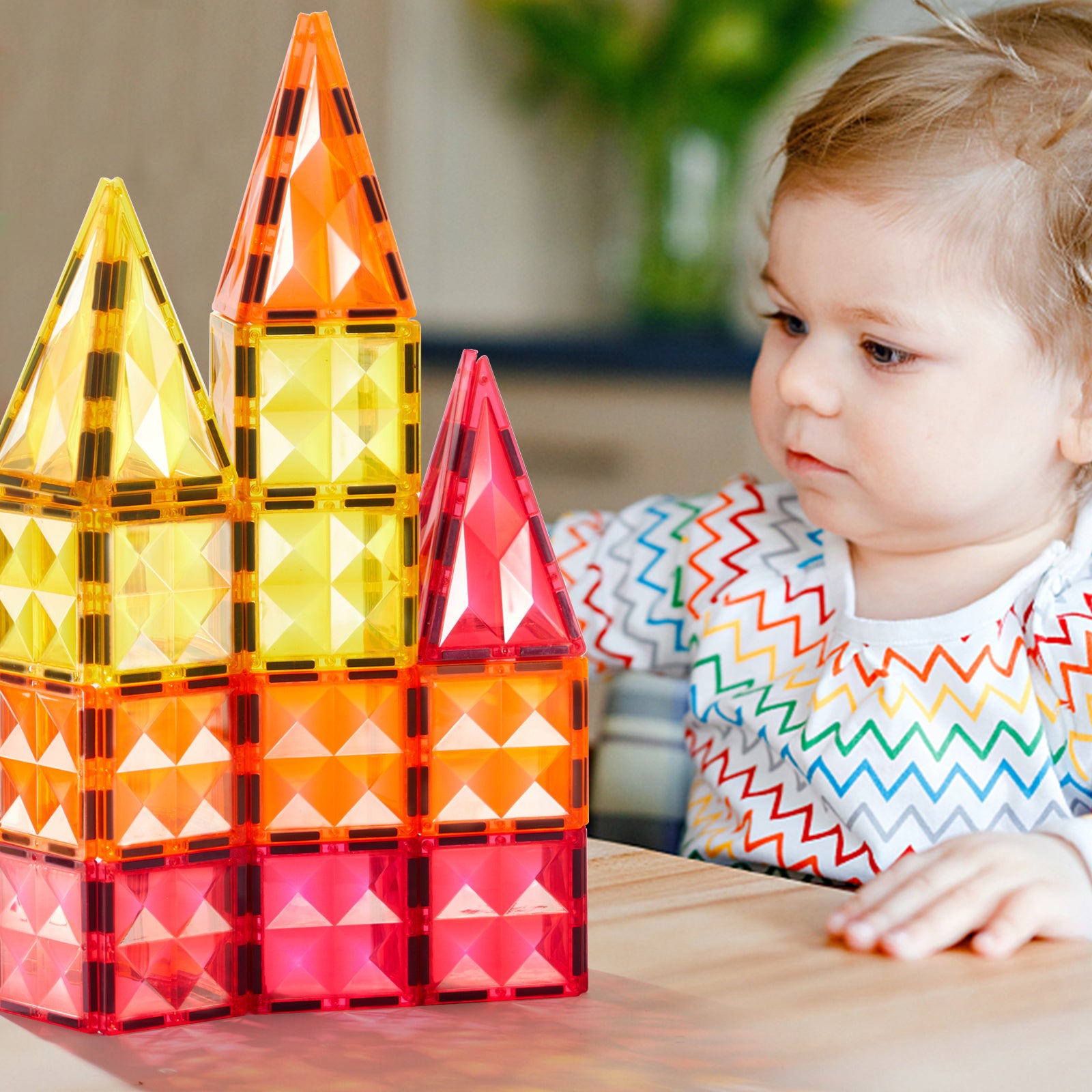 Dziecko bawiące się kolorowymi klockami magnetycznymi dla dzieci od WABOBA AB