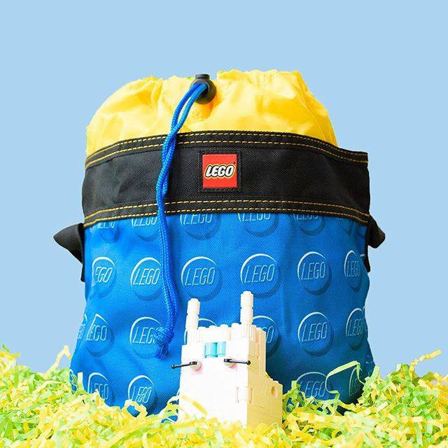 Kubełek LEGO na klocki w kolorze niebieskim i żółtym z logo LEGO do przechowywania klocków