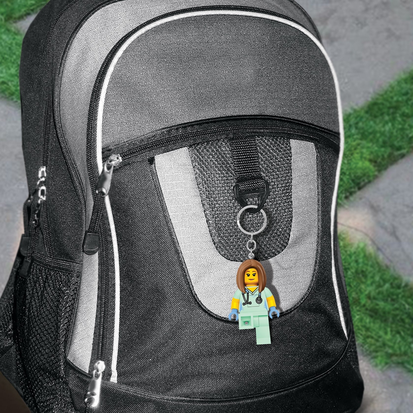 Brelok LEGO weterynarka zawieszony na czarnym plecaku z szarymi wstawkami