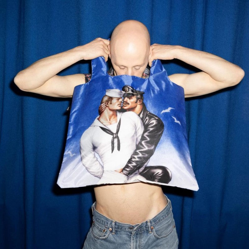 Torba podręczna Tom of Finland marki Yamann z kolorowym nadrukiem pary marynarzy na niebieskim tle