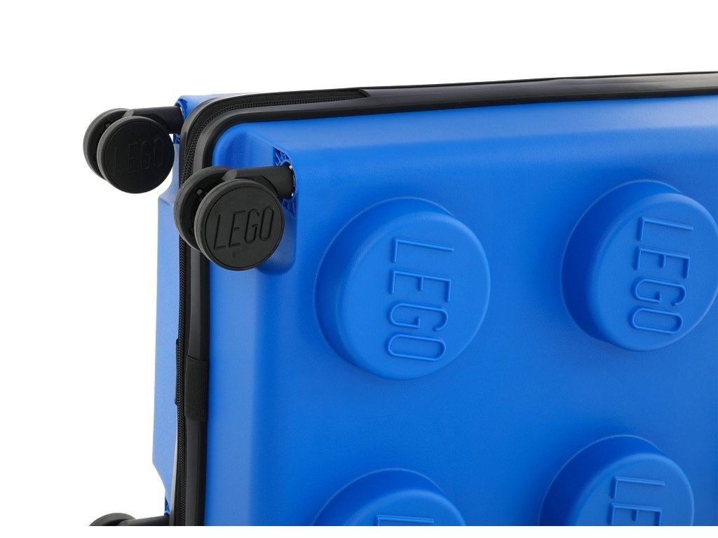 Niebieska walizka LEGO niebieska z wypukłymi klockami i czarnymi kółkami od Yamann
