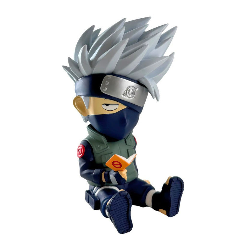 Plastoy skarbonka Naruto Kakashi figurka siedząca z książką i charakterystyczną opaską na oczach