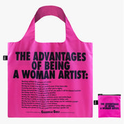 Różowa torba LOQI Guerrilla Girls z czarnym napisem The Advantages of Being a Woman Artist