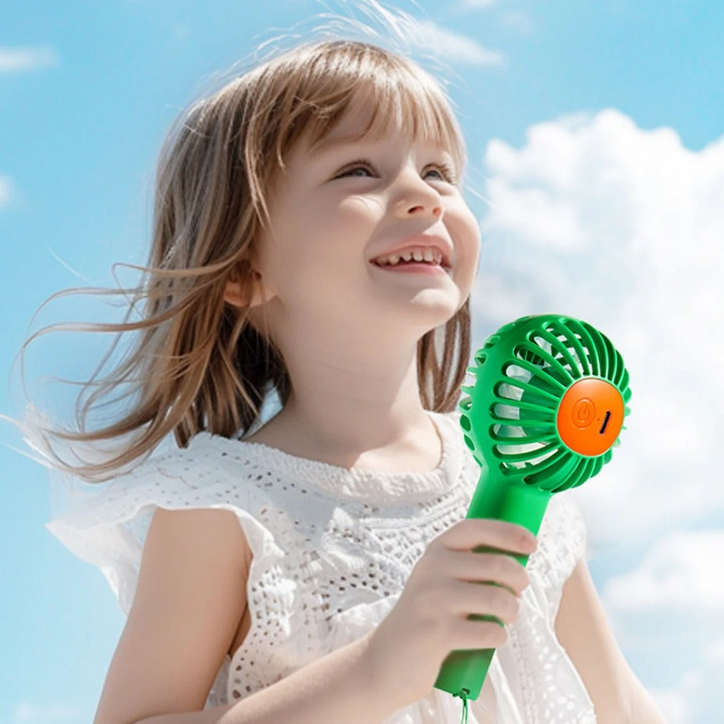 Dziecko trzymające zielony cichy wentylator przenośny Yamann na tle nieba