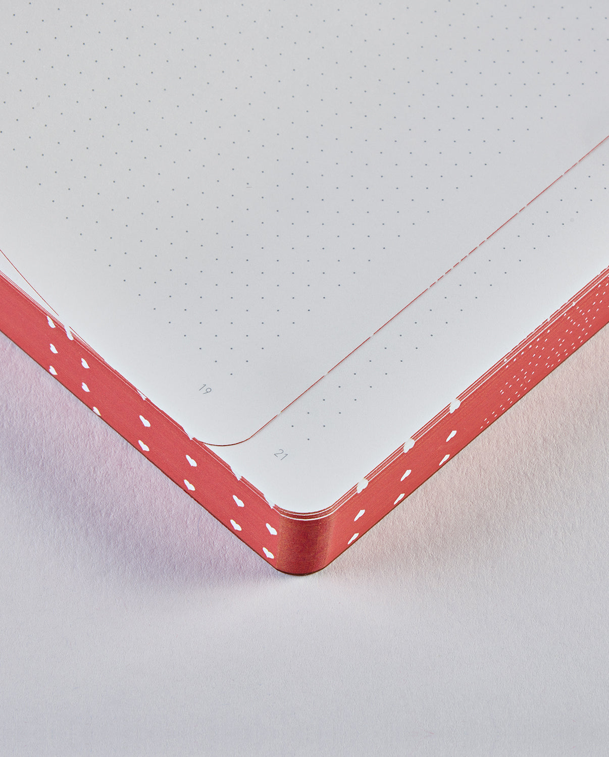 Notatnik graficzny Heart Core z kropkowanymi stronami i czerwoną okładką w białe kropki