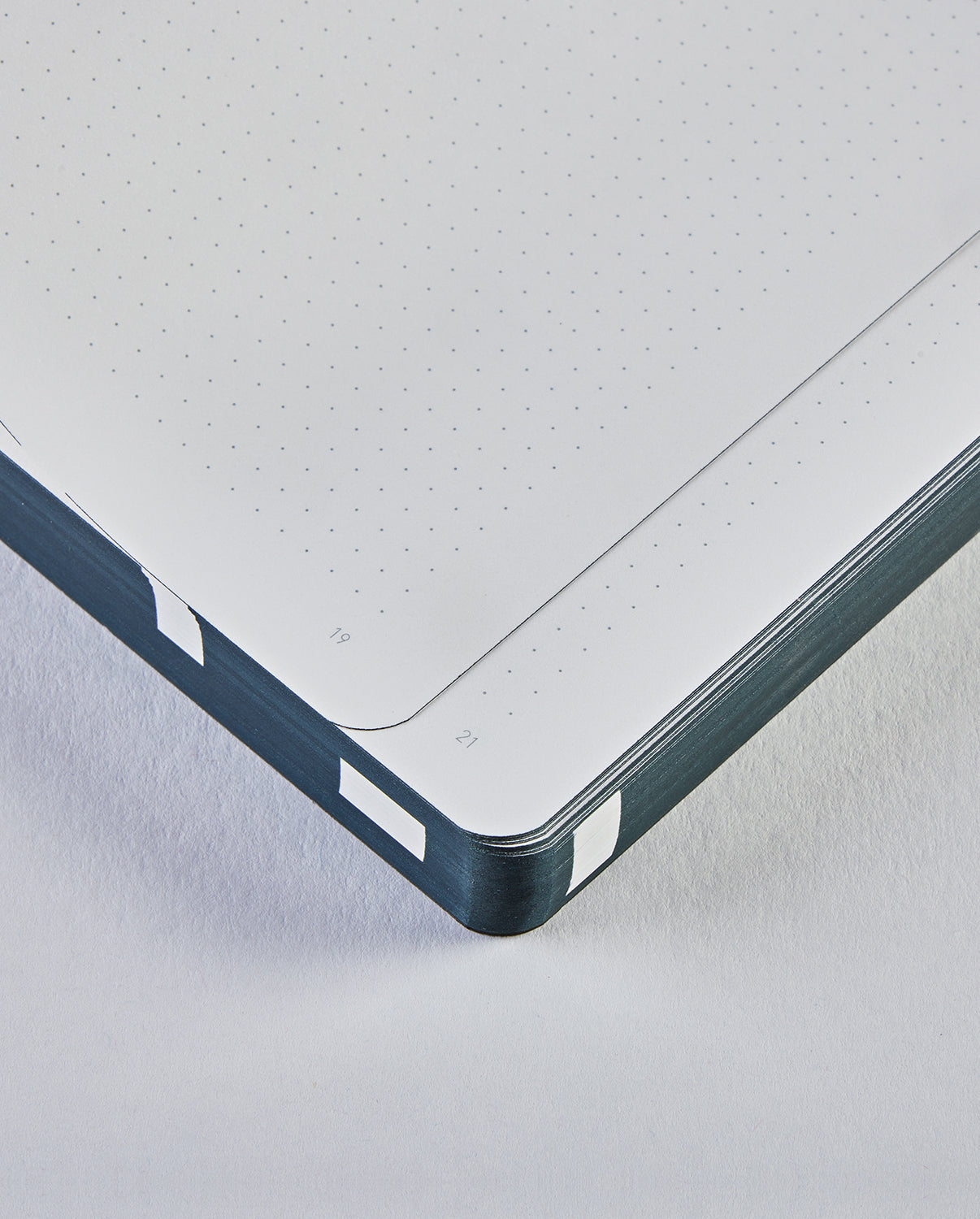 Notatnik graficzny ping pong z kropkowanymi stronami i zaokrąglonymi rogami od BV JACOB COMPANY