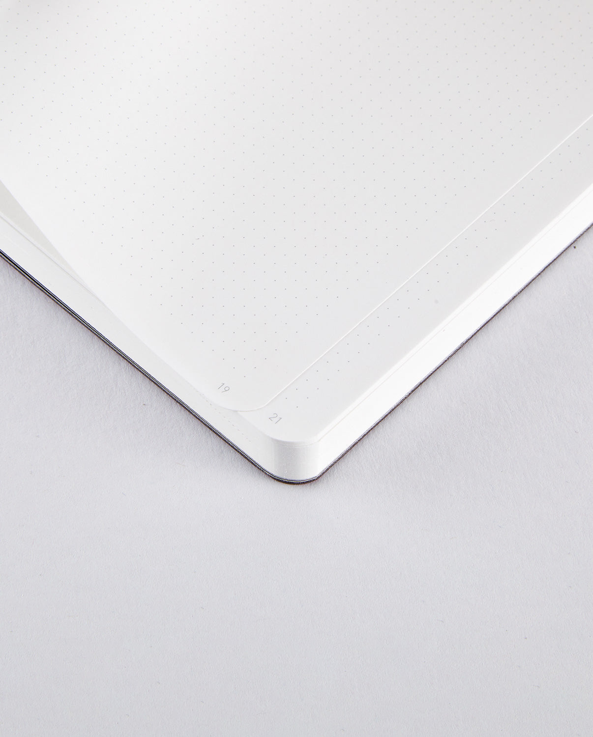 Wnętrze notatnika Shiny Starlet z kropkowanymi stronami idealne do zapisków i szkiców