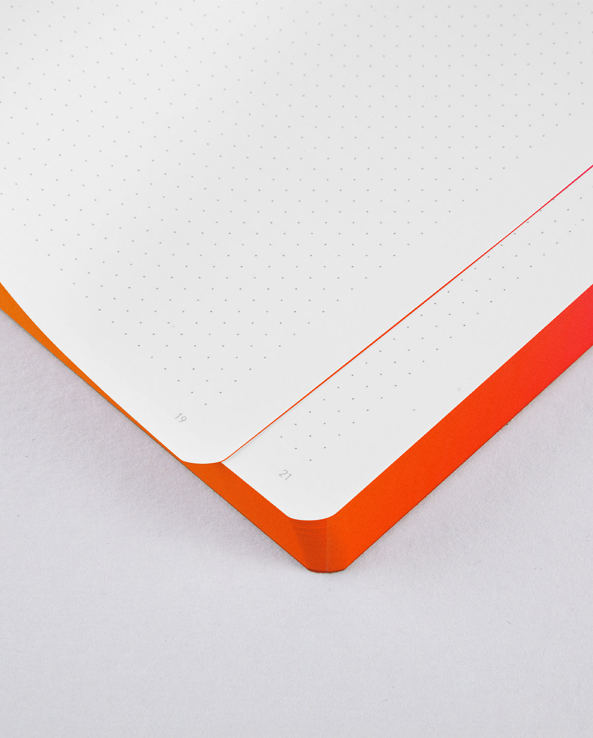 Notatnik kolorowy A5 z pomarańczowymi kartkami i kropkowanymi stronami do pisania