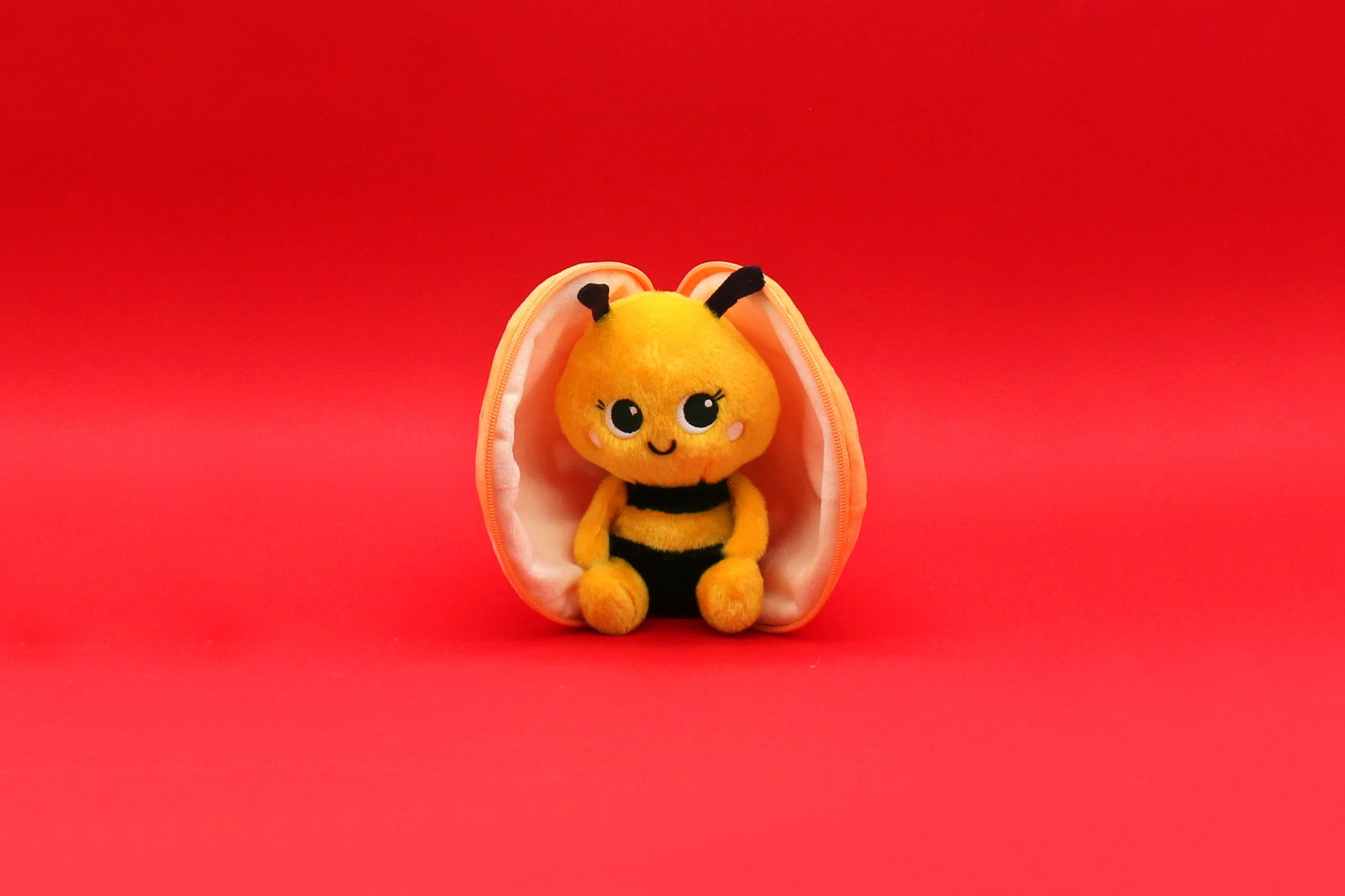Pluszak pszczoła mandarynka w pomarańczowych skrzydłach na czerwonym tle od BV JACOB COMPANY